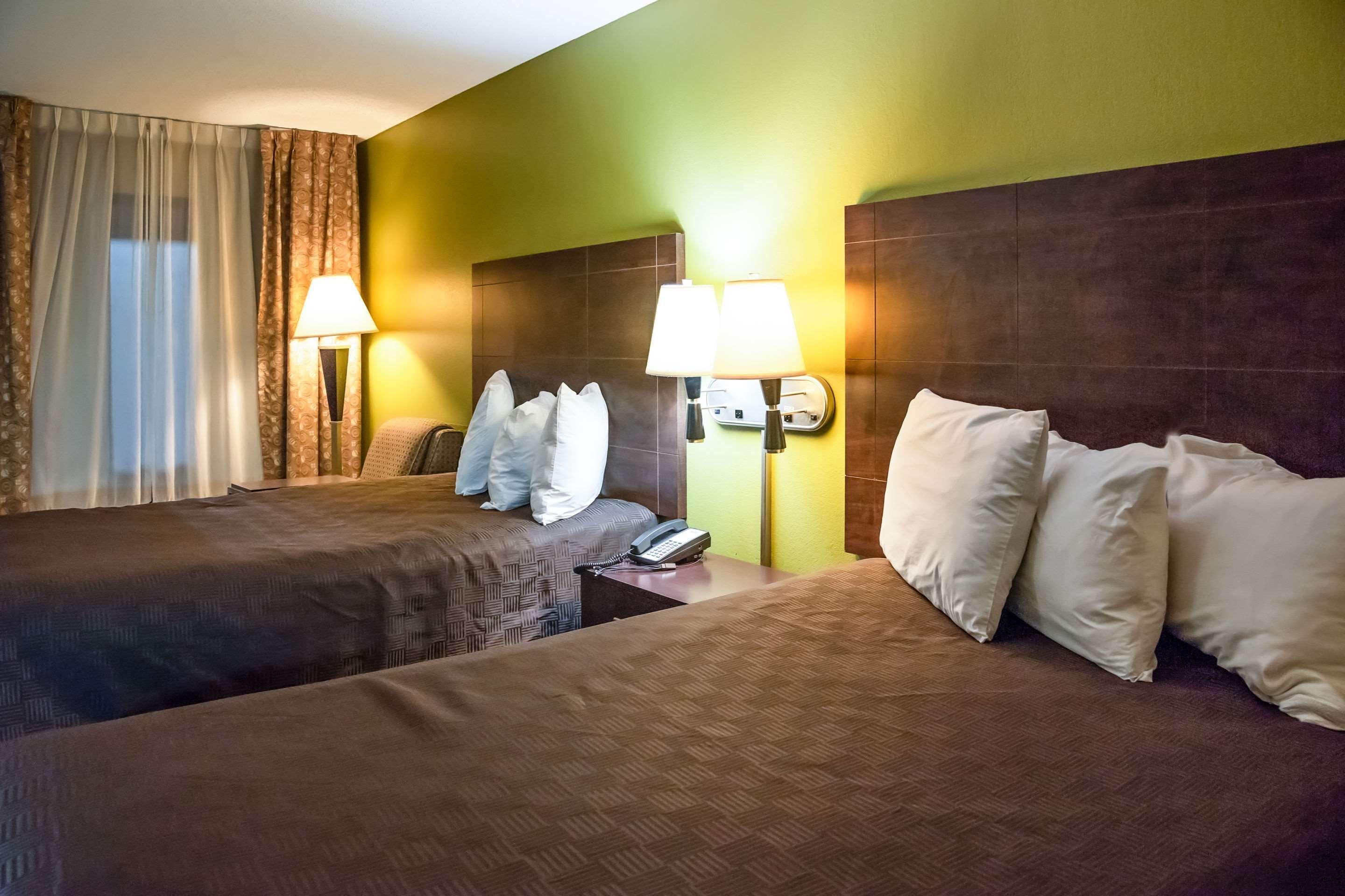 Rodeway Inn & Suites Clarksville Exterior photo