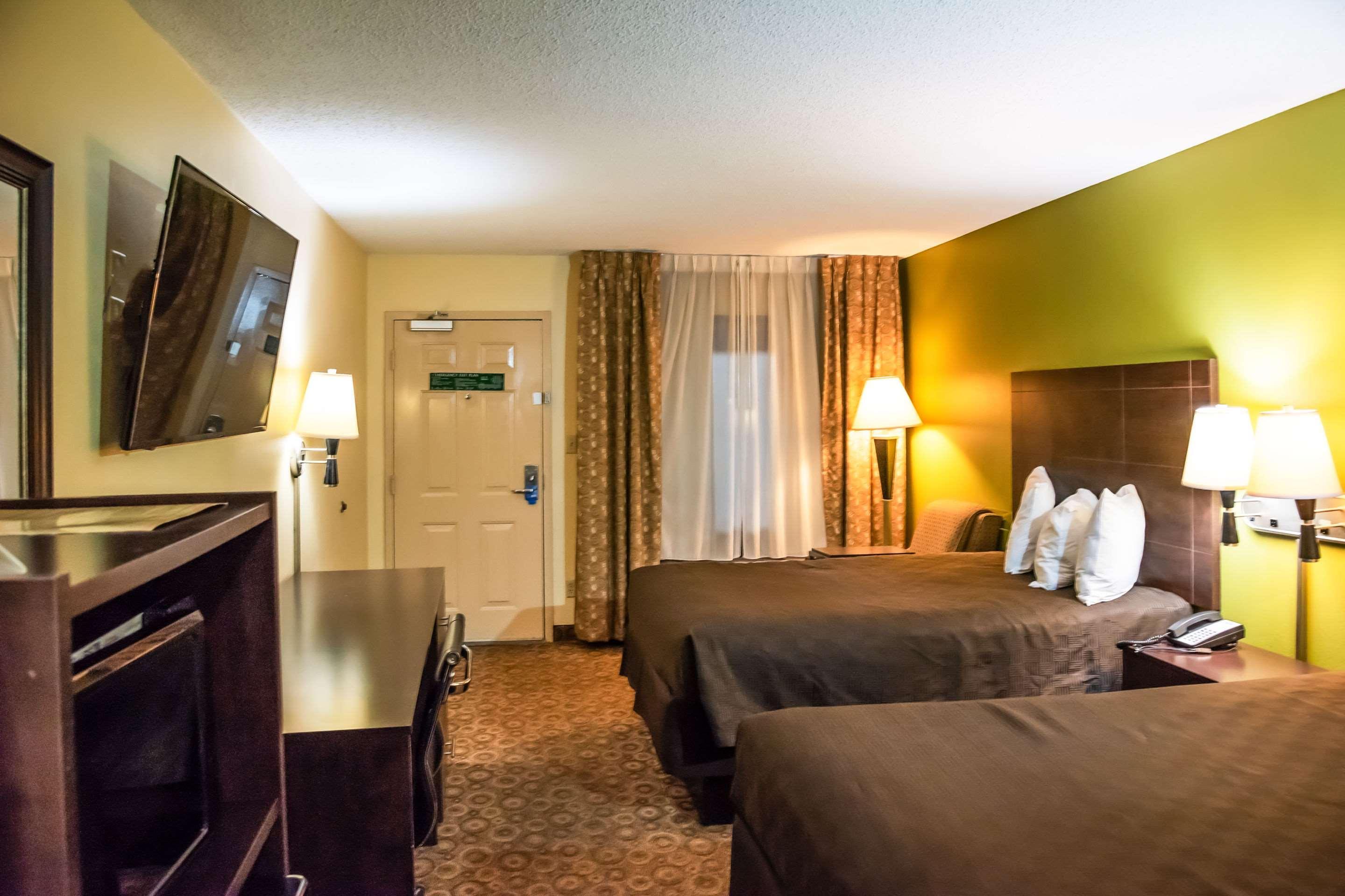 Rodeway Inn & Suites Clarksville Exterior photo