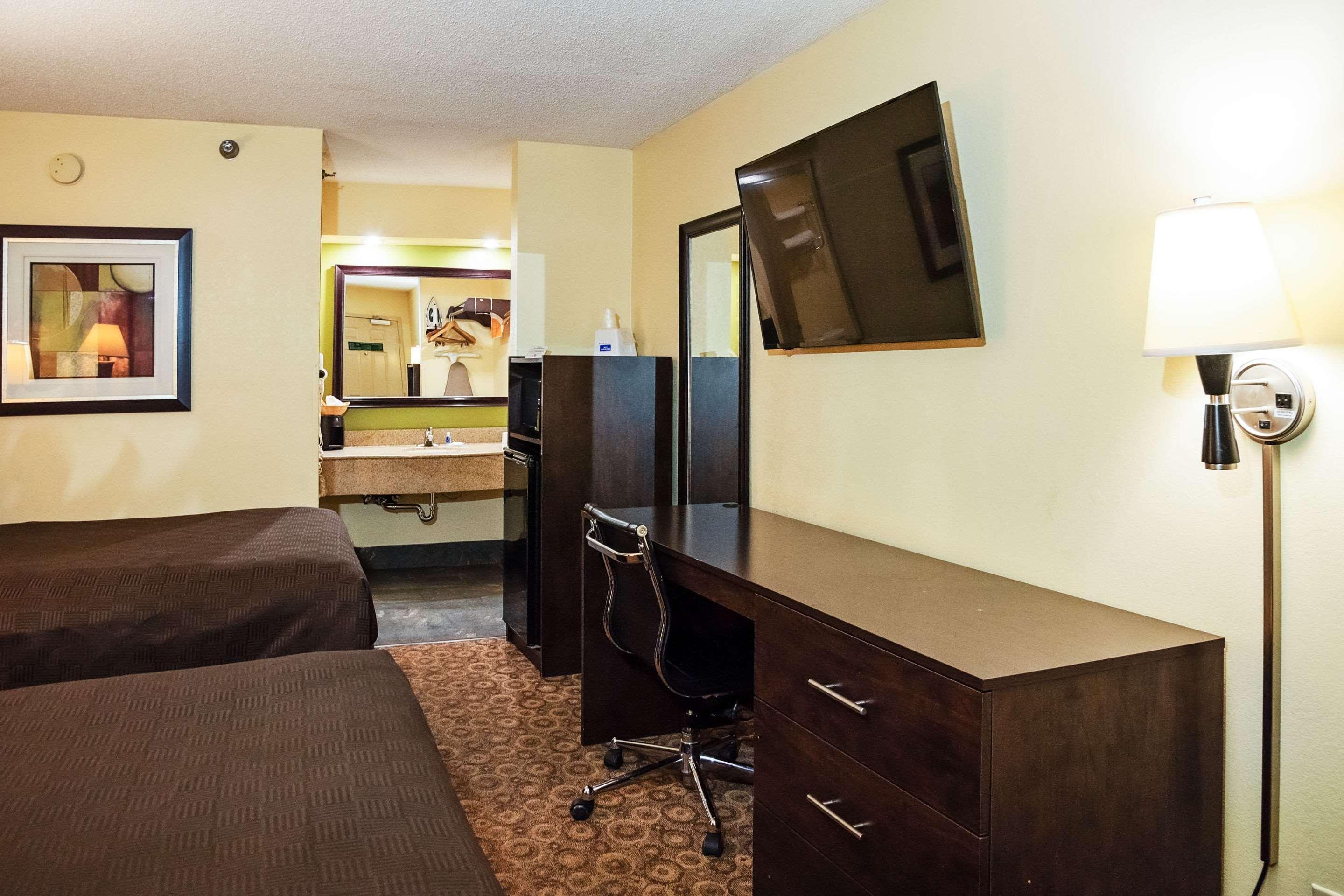 Rodeway Inn & Suites Clarksville Exterior photo
