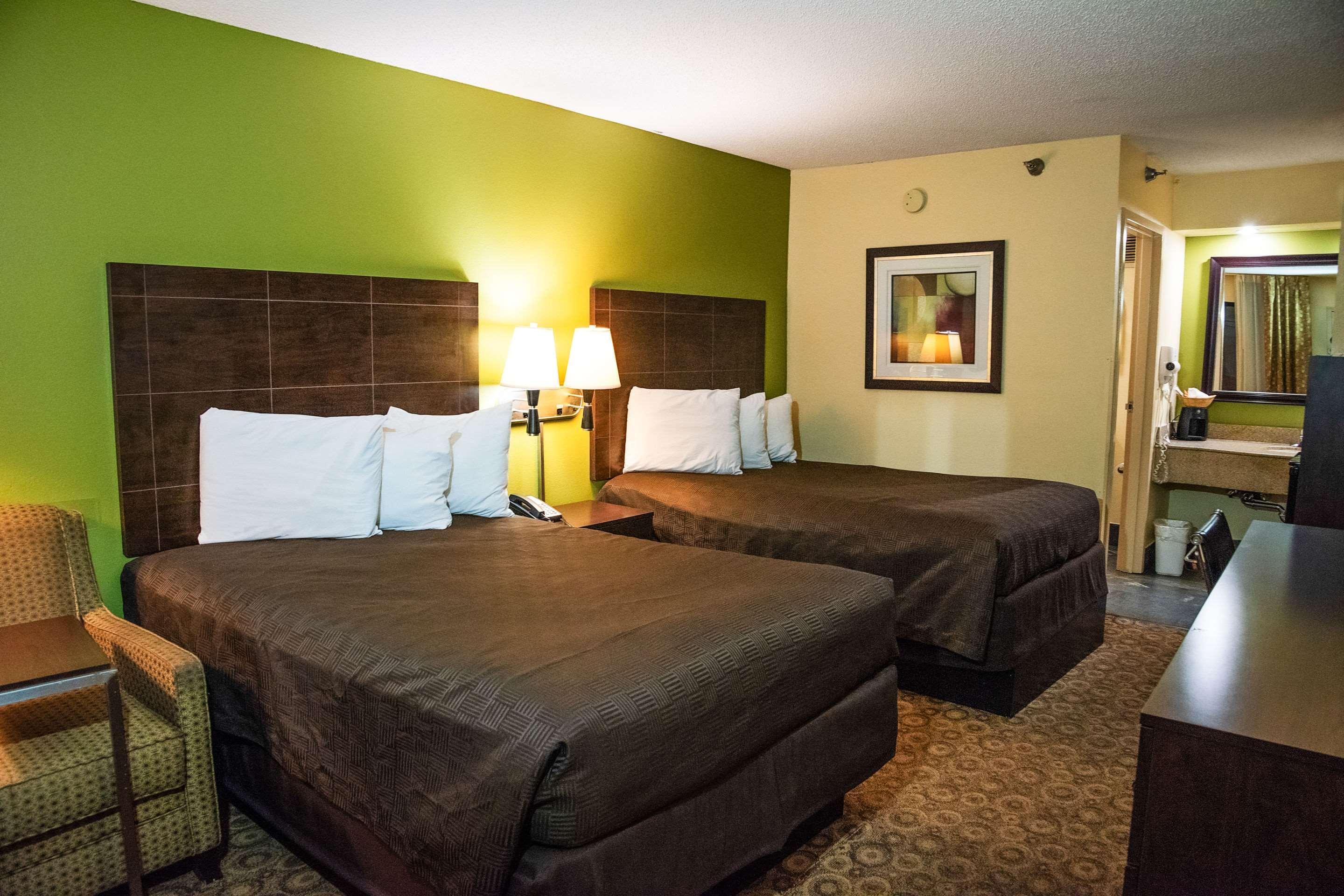 Rodeway Inn & Suites Clarksville Exterior photo