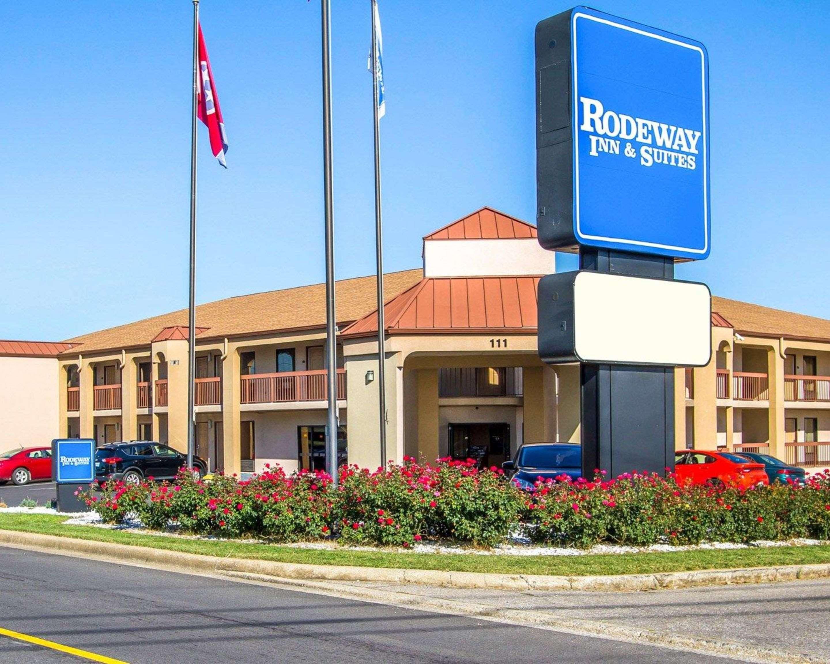 Rodeway Inn & Suites Clarksville Exterior photo