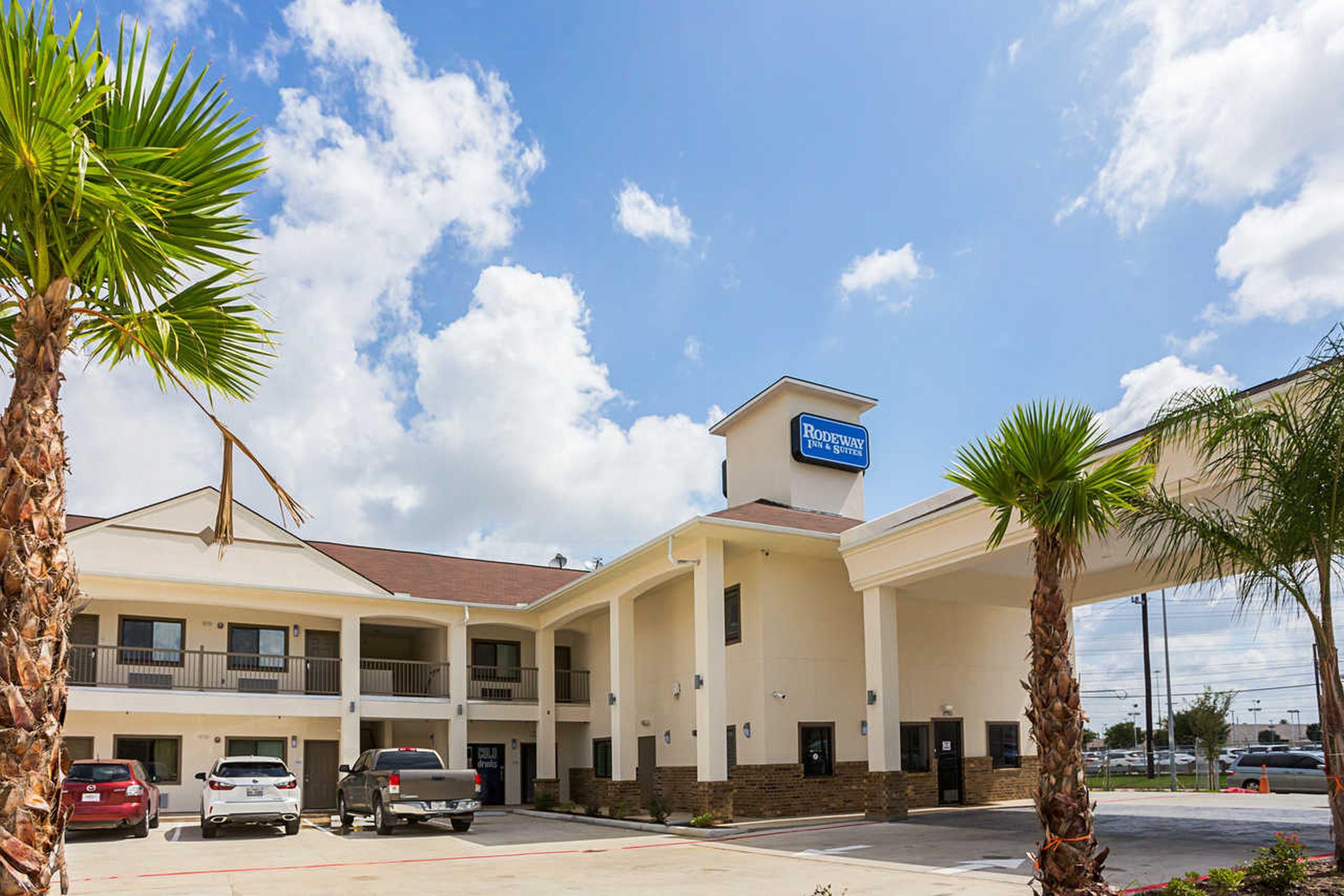 Rodeway Inn & Suites Clarksville Exterior photo