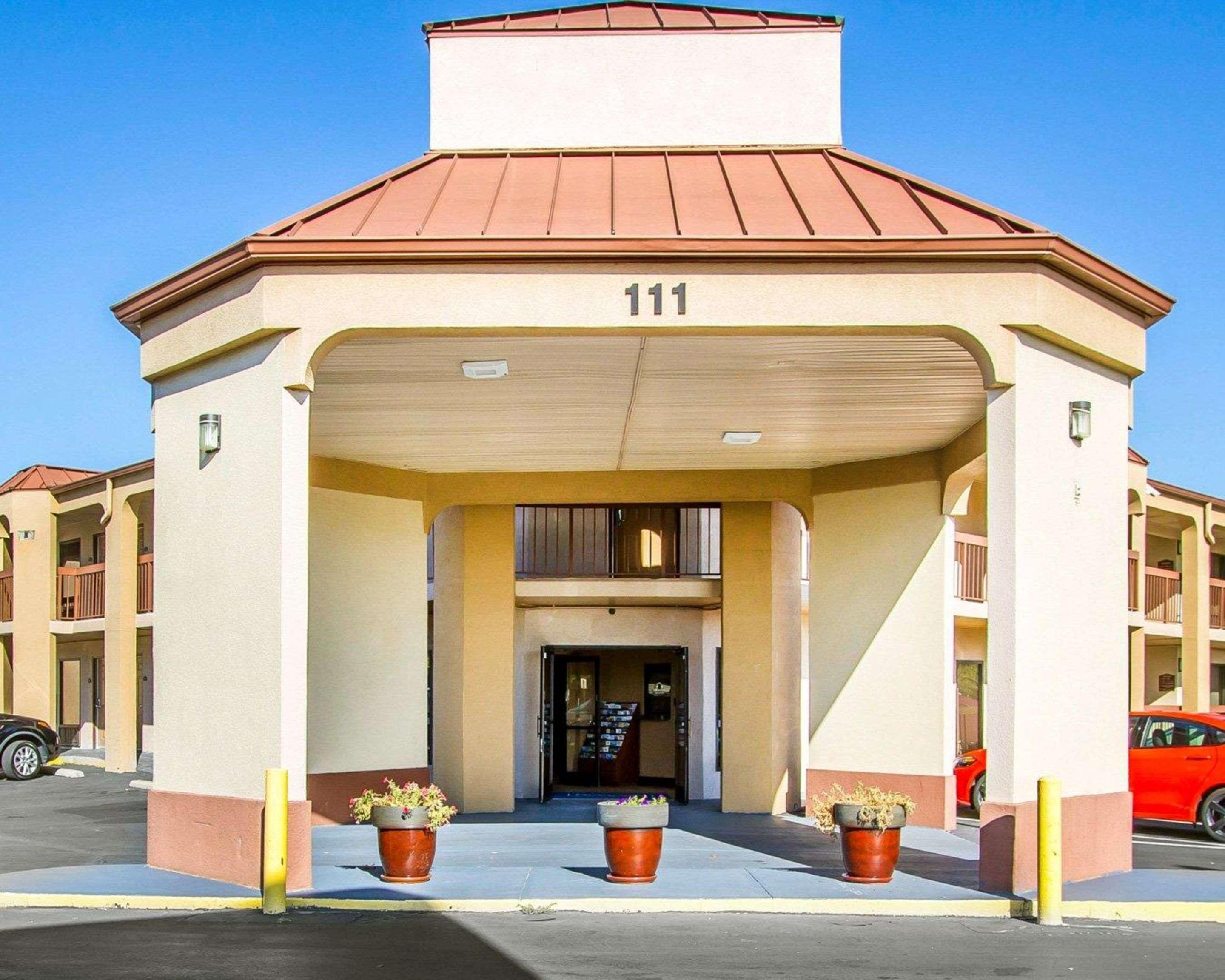 Rodeway Inn & Suites Clarksville Exterior photo