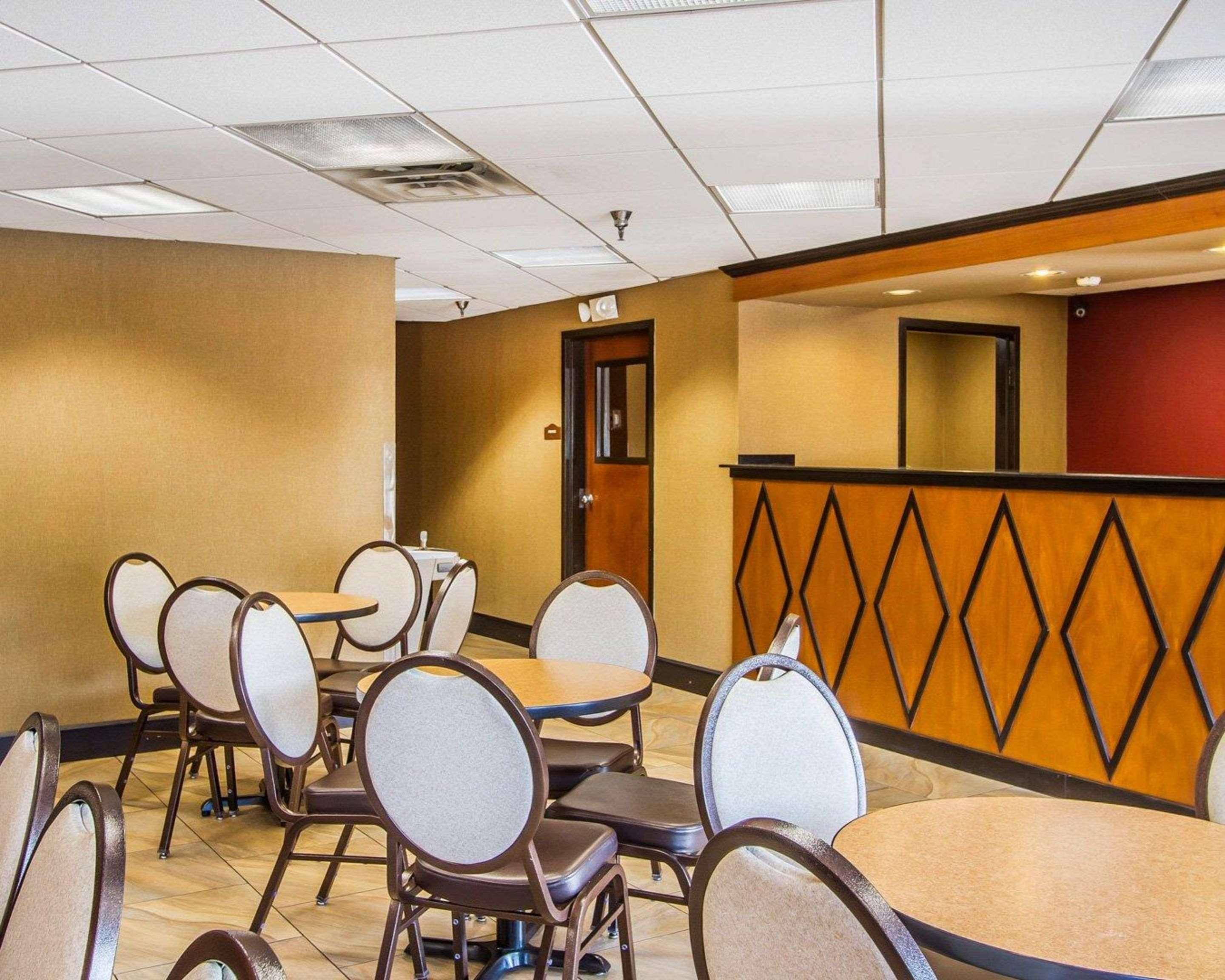 Rodeway Inn & Suites Clarksville Exterior photo