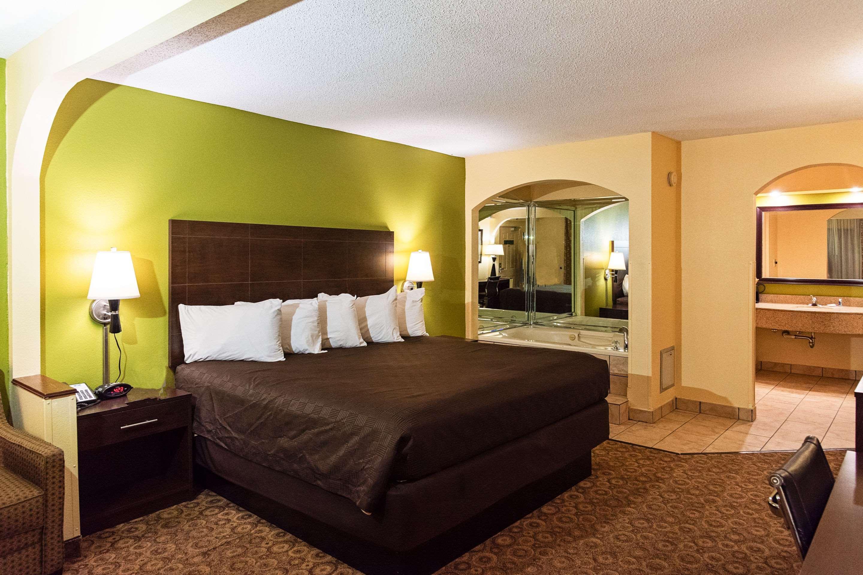 Rodeway Inn & Suites Clarksville Exterior photo