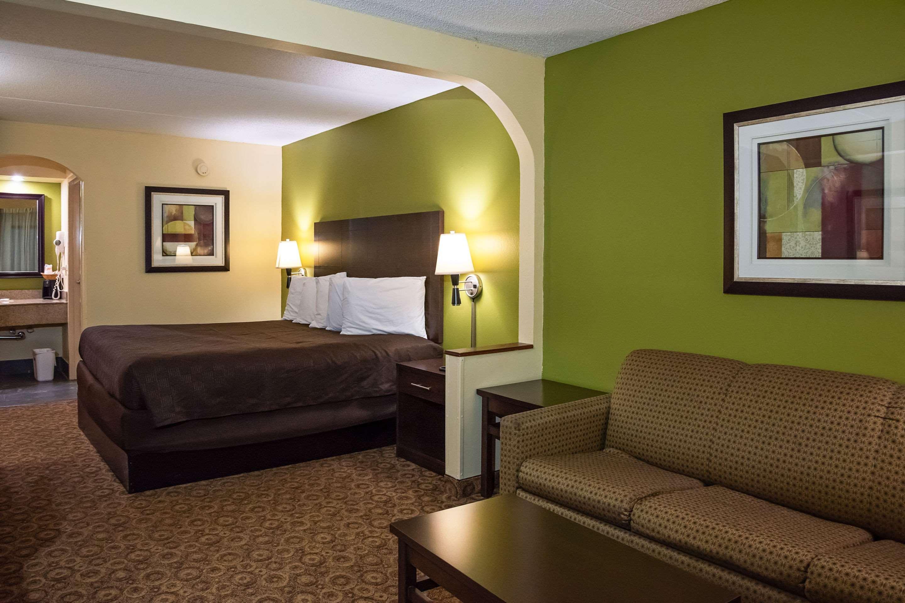 Rodeway Inn & Suites Clarksville Exterior photo