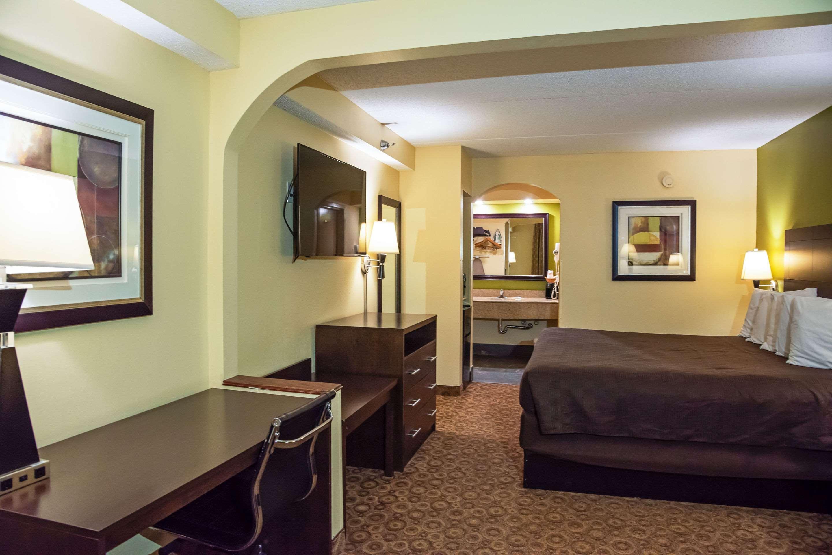 Rodeway Inn & Suites Clarksville Exterior photo