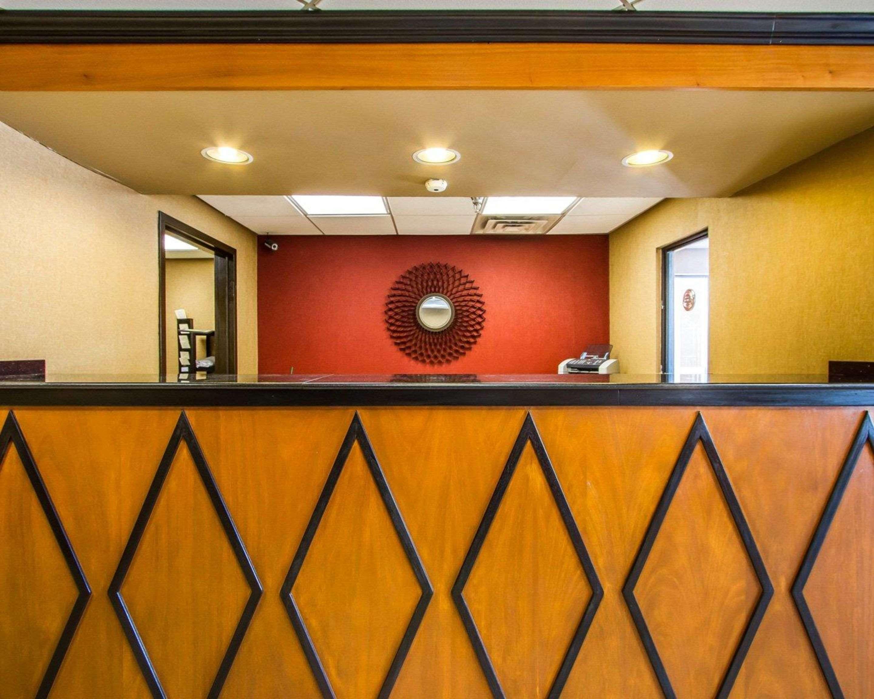 Rodeway Inn & Suites Clarksville Exterior photo