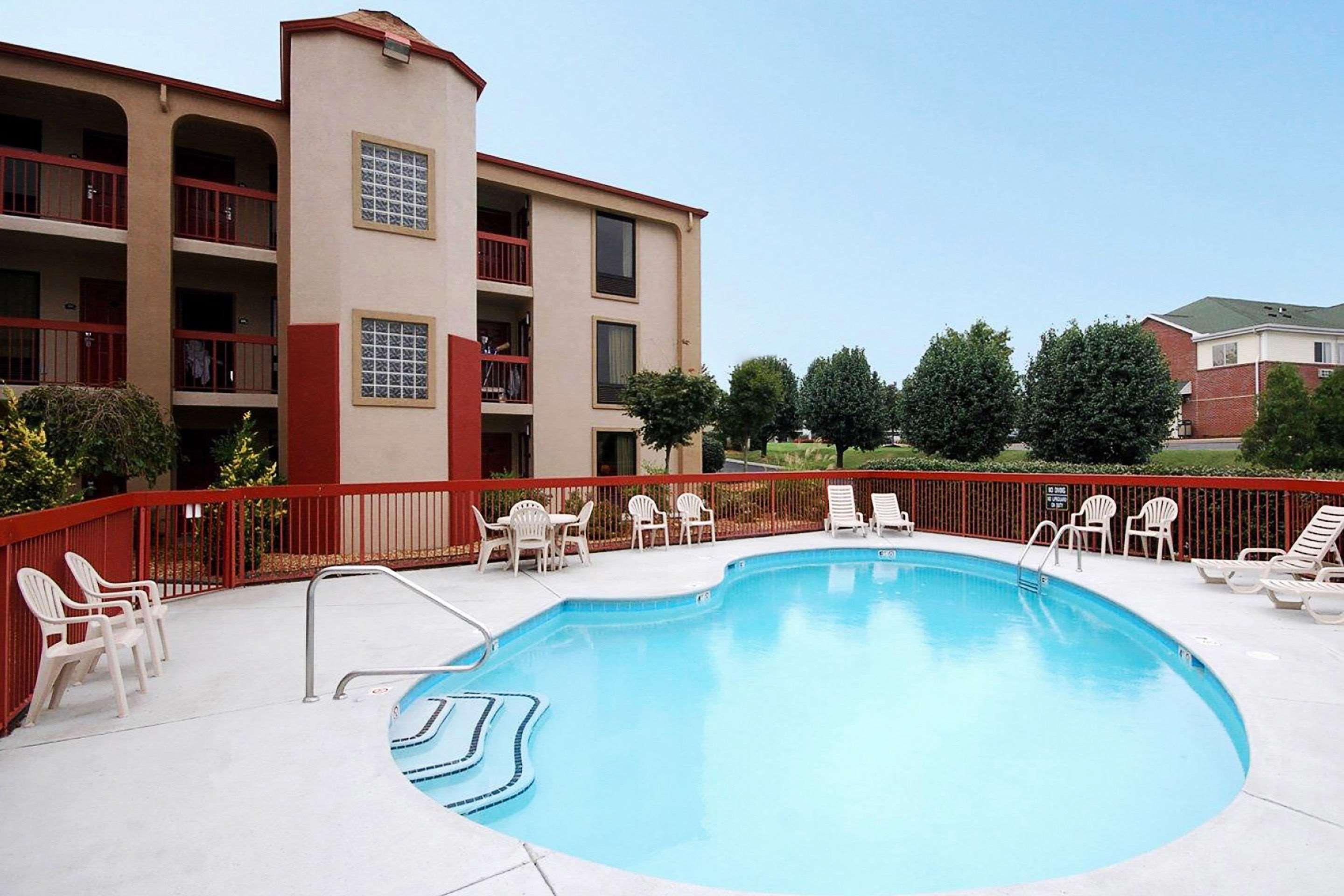 Rodeway Inn & Suites Clarksville Exterior photo