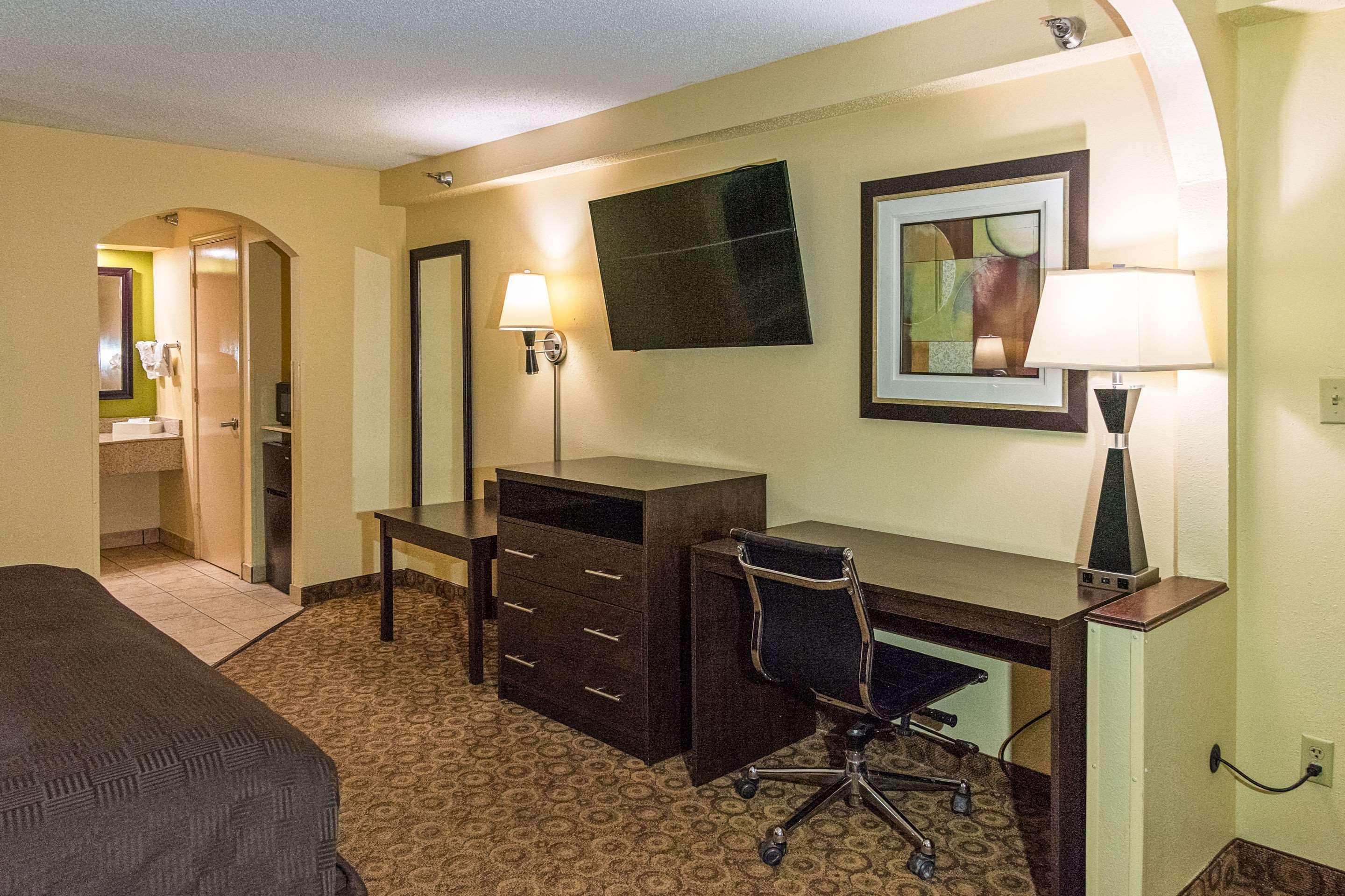 Rodeway Inn & Suites Clarksville Exterior photo