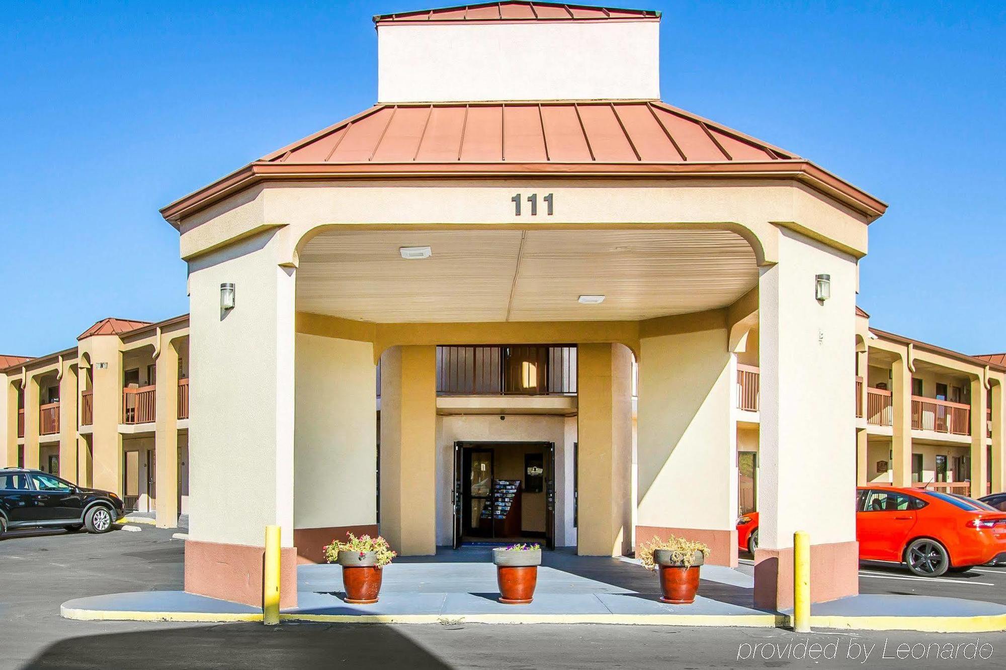 Rodeway Inn & Suites Clarksville Exterior photo