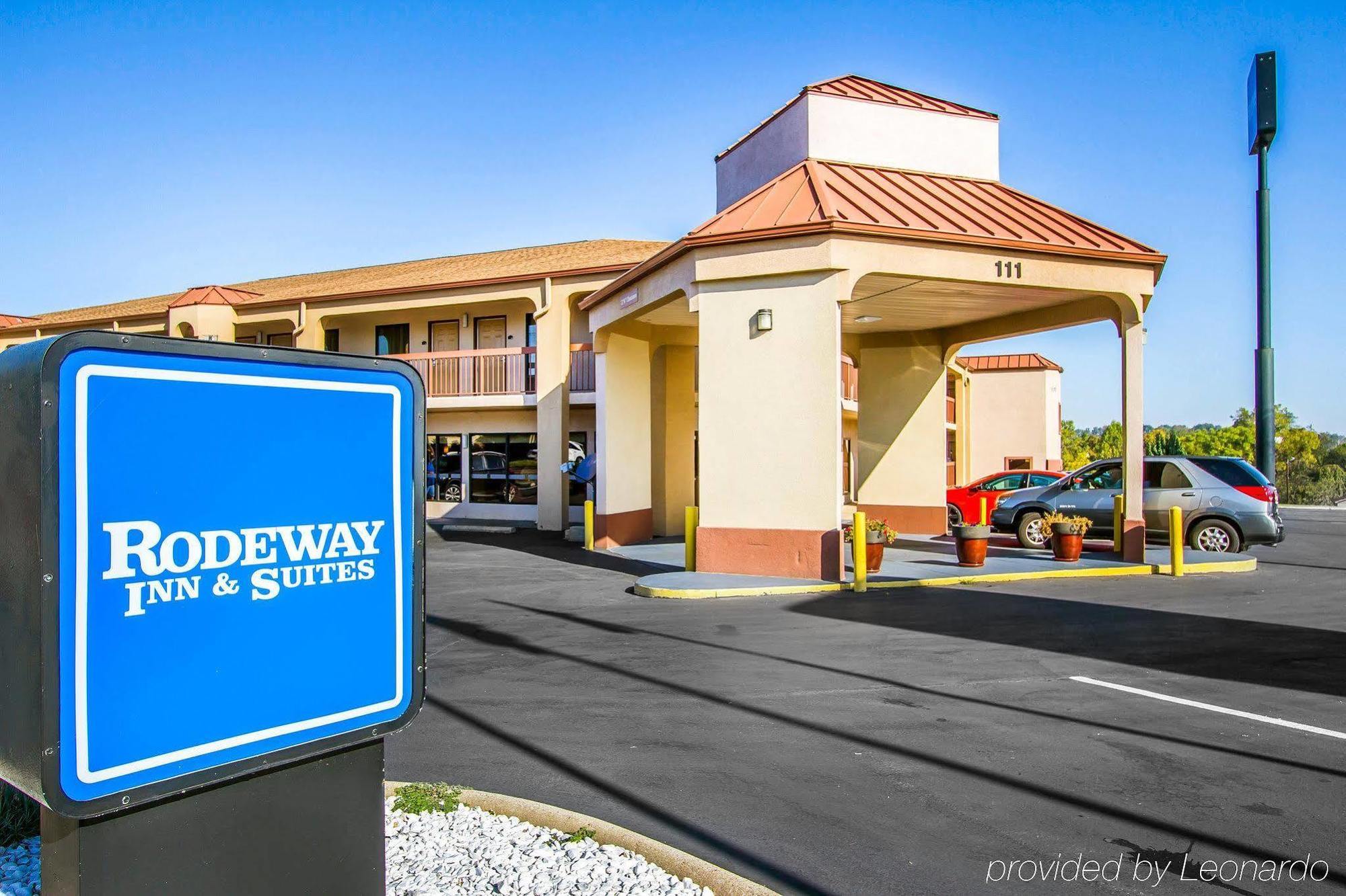 Rodeway Inn & Suites Clarksville Exterior photo