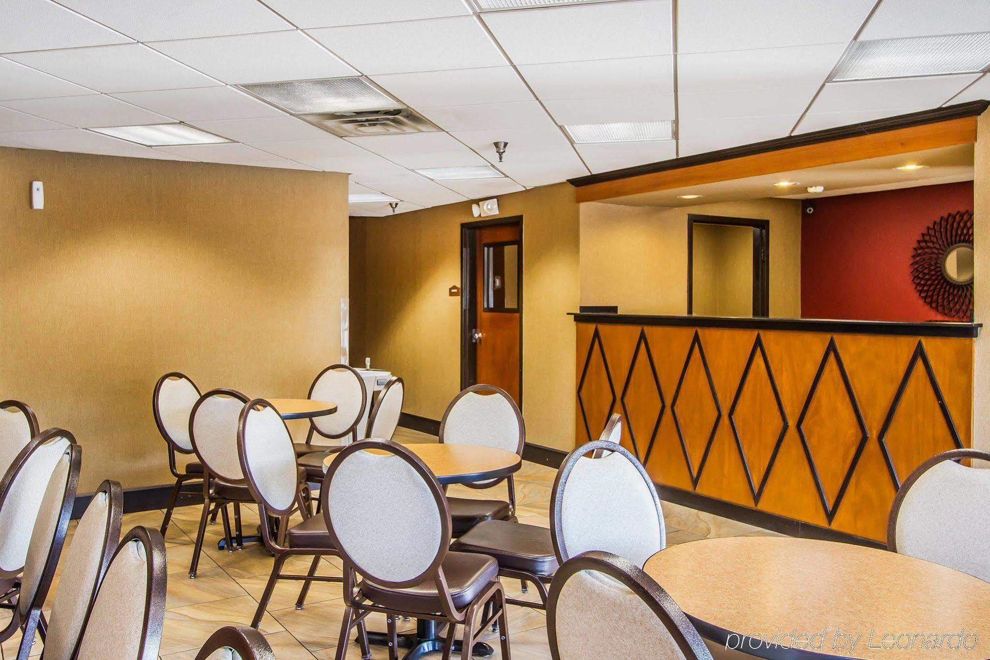 Rodeway Inn & Suites Clarksville Exterior photo