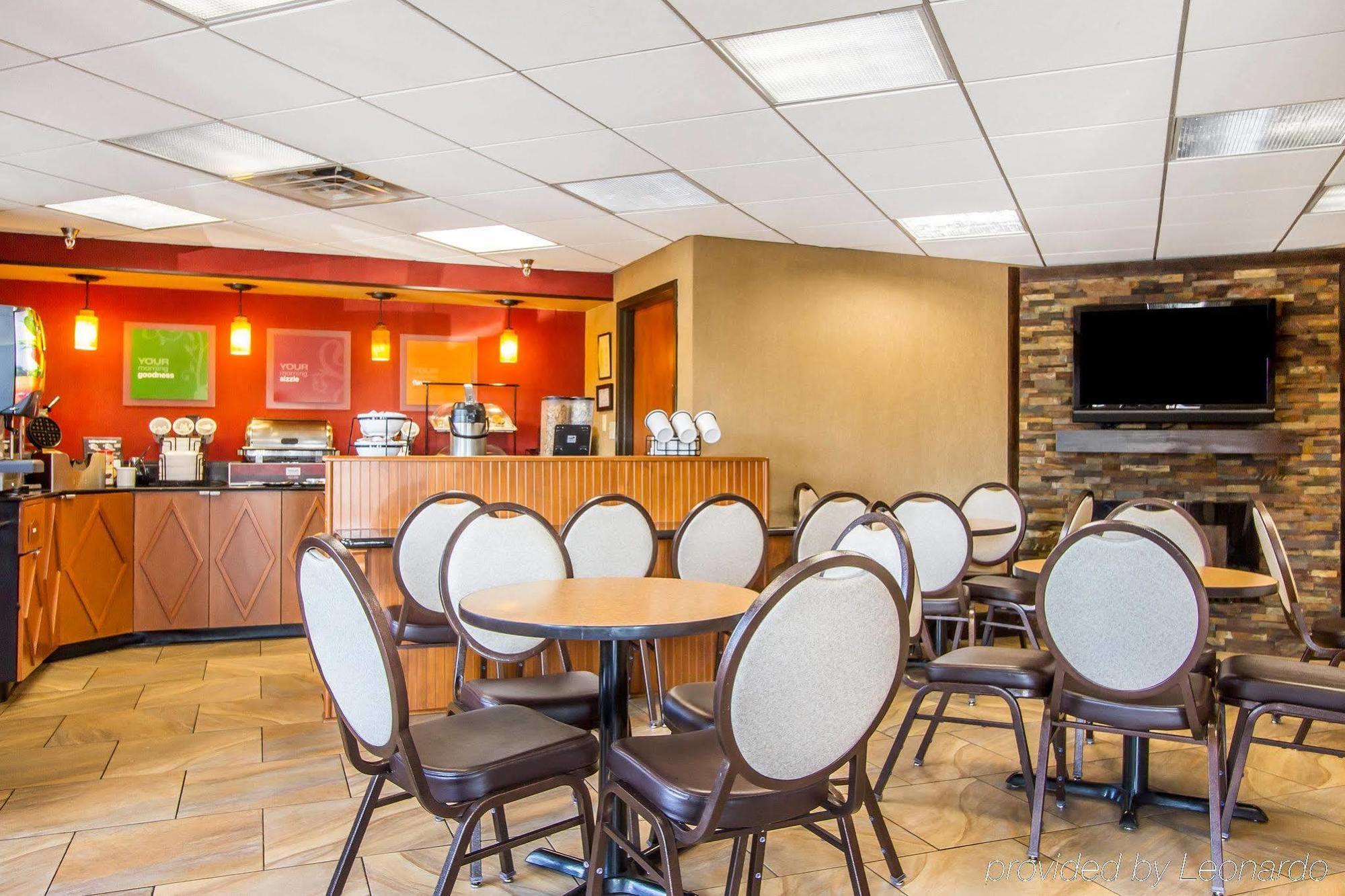 Rodeway Inn & Suites Clarksville Exterior photo