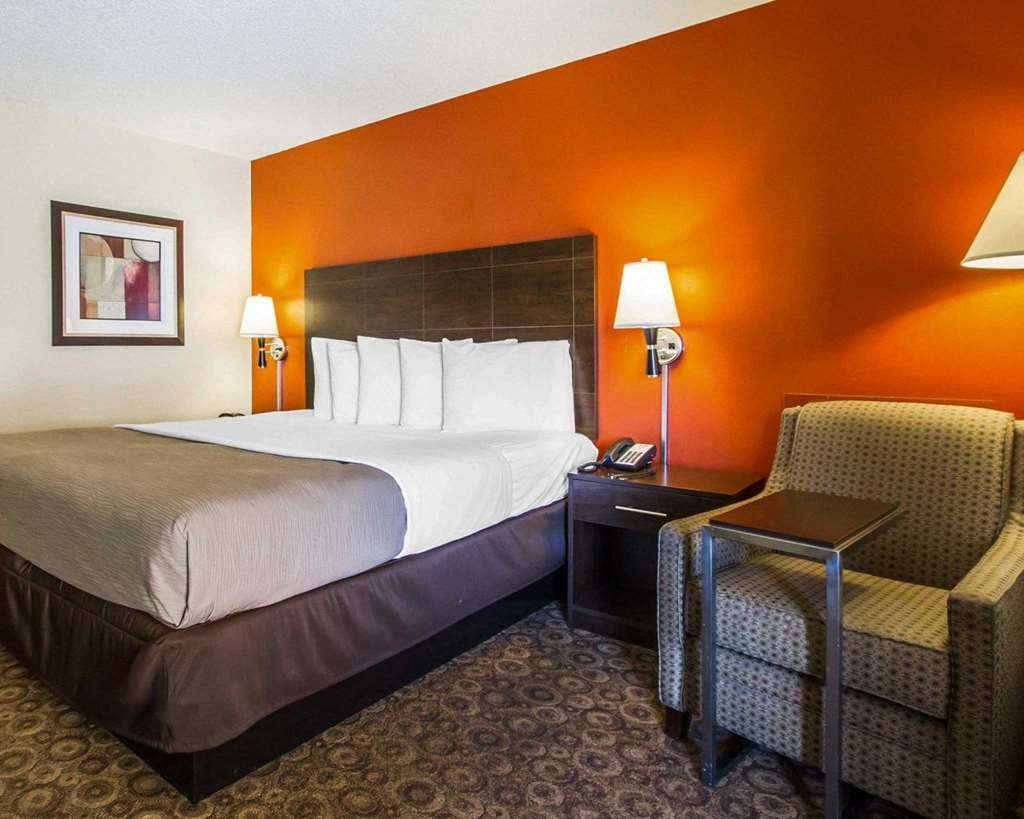 Rodeway Inn & Suites Clarksville Room photo