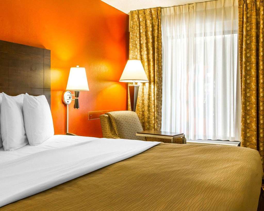 Rodeway Inn & Suites Clarksville Room photo