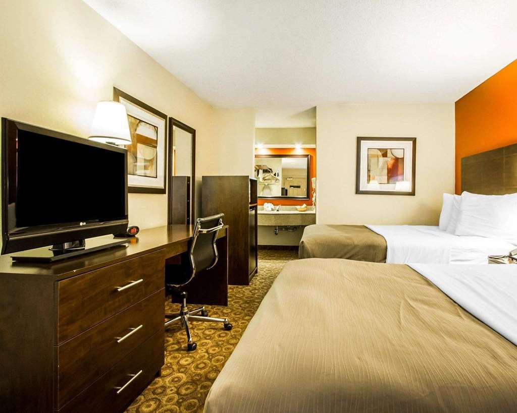 Rodeway Inn & Suites Clarksville Room photo