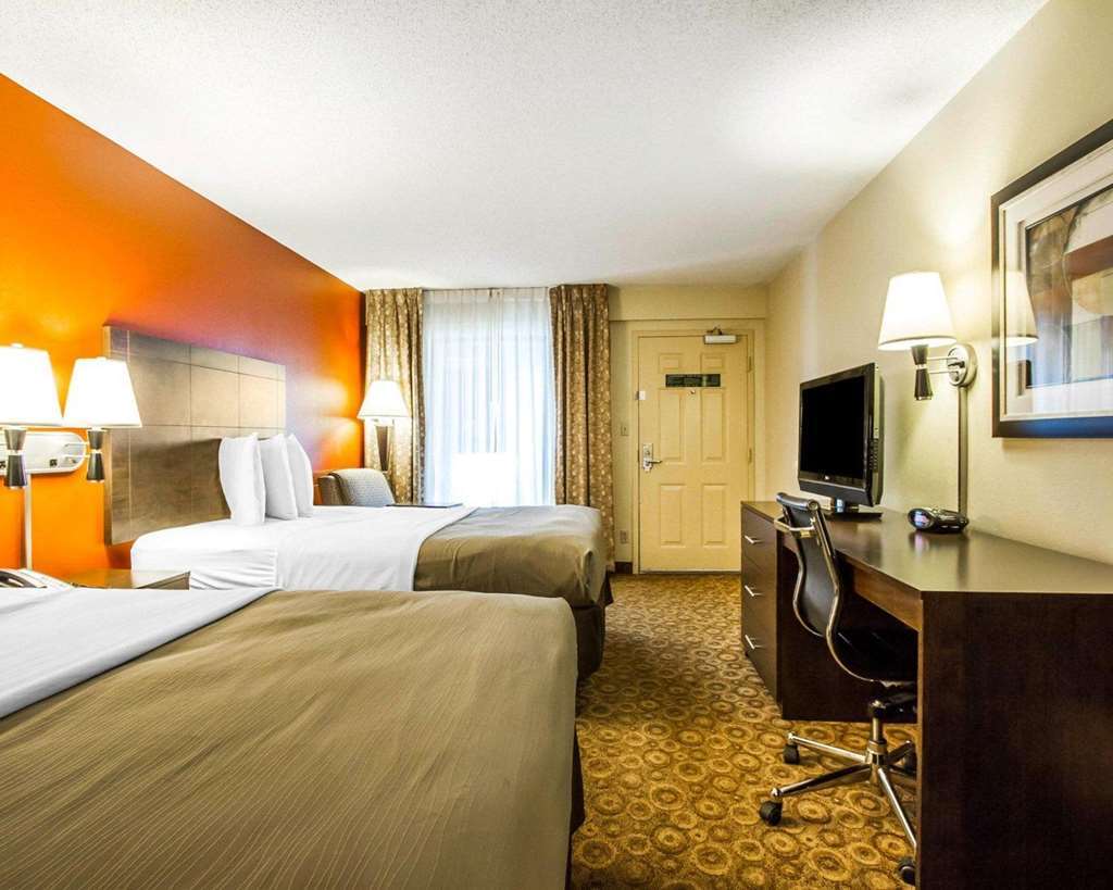 Rodeway Inn & Suites Clarksville Room photo