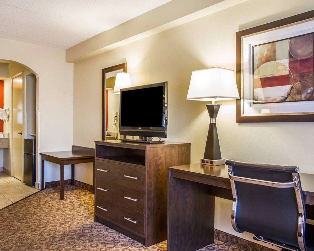 Rodeway Inn & Suites Clarksville Room photo